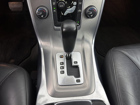 Volvo V70 1.6 T4 Limited Edition Aut. *LEATHER | XENON | NAVI-FULLMAP | HEATED-COMFORTSEATS | ECC | PDC | CRUISE | 17''ALU*