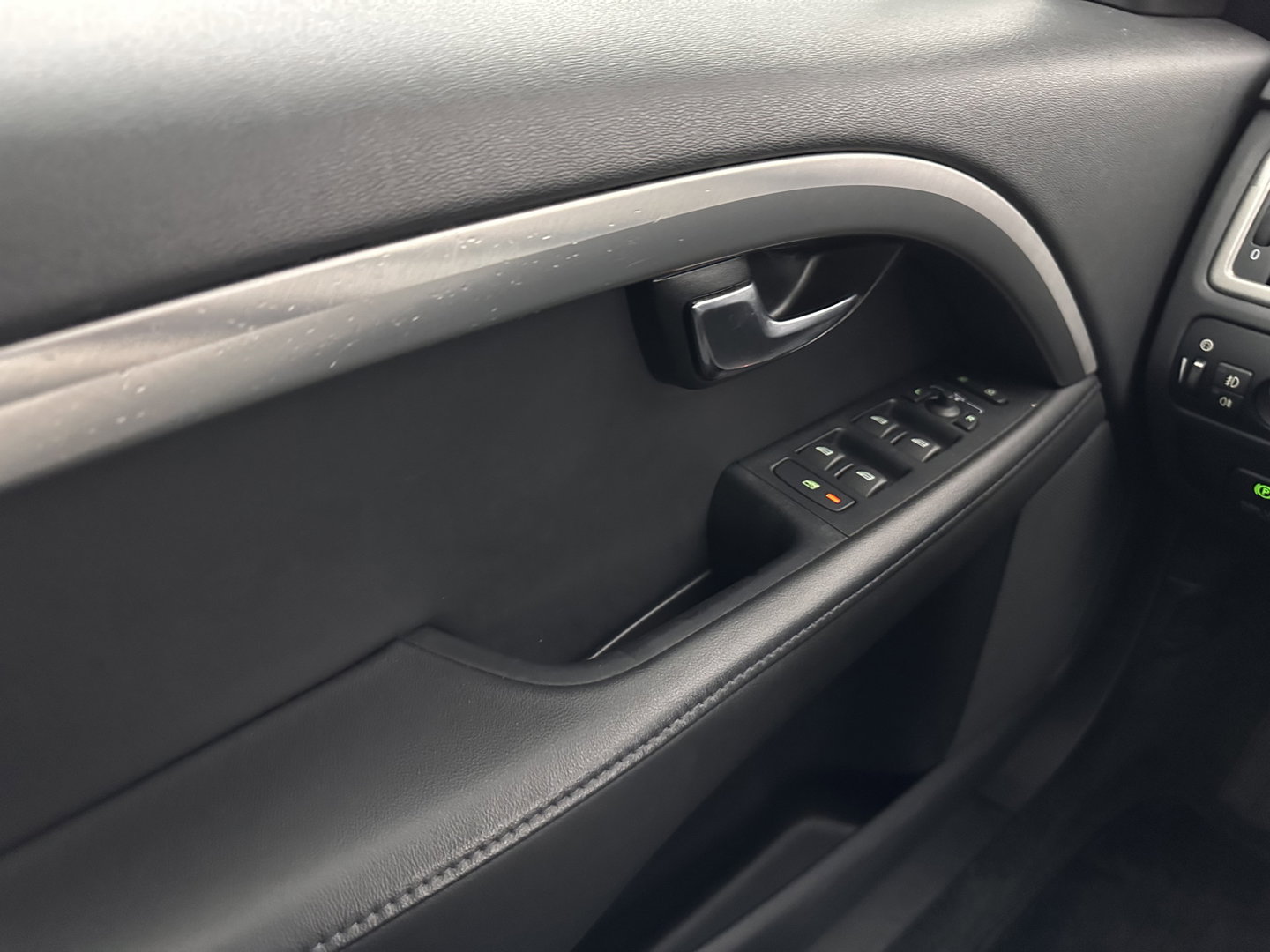 Volvo V70 1.6 T4 Limited Edition Aut. *LEATHER | XENON | NAVI-FULLMAP | HEATED-COMFORTSEATS | ECC | PDC | CRUISE | 17''ALU*