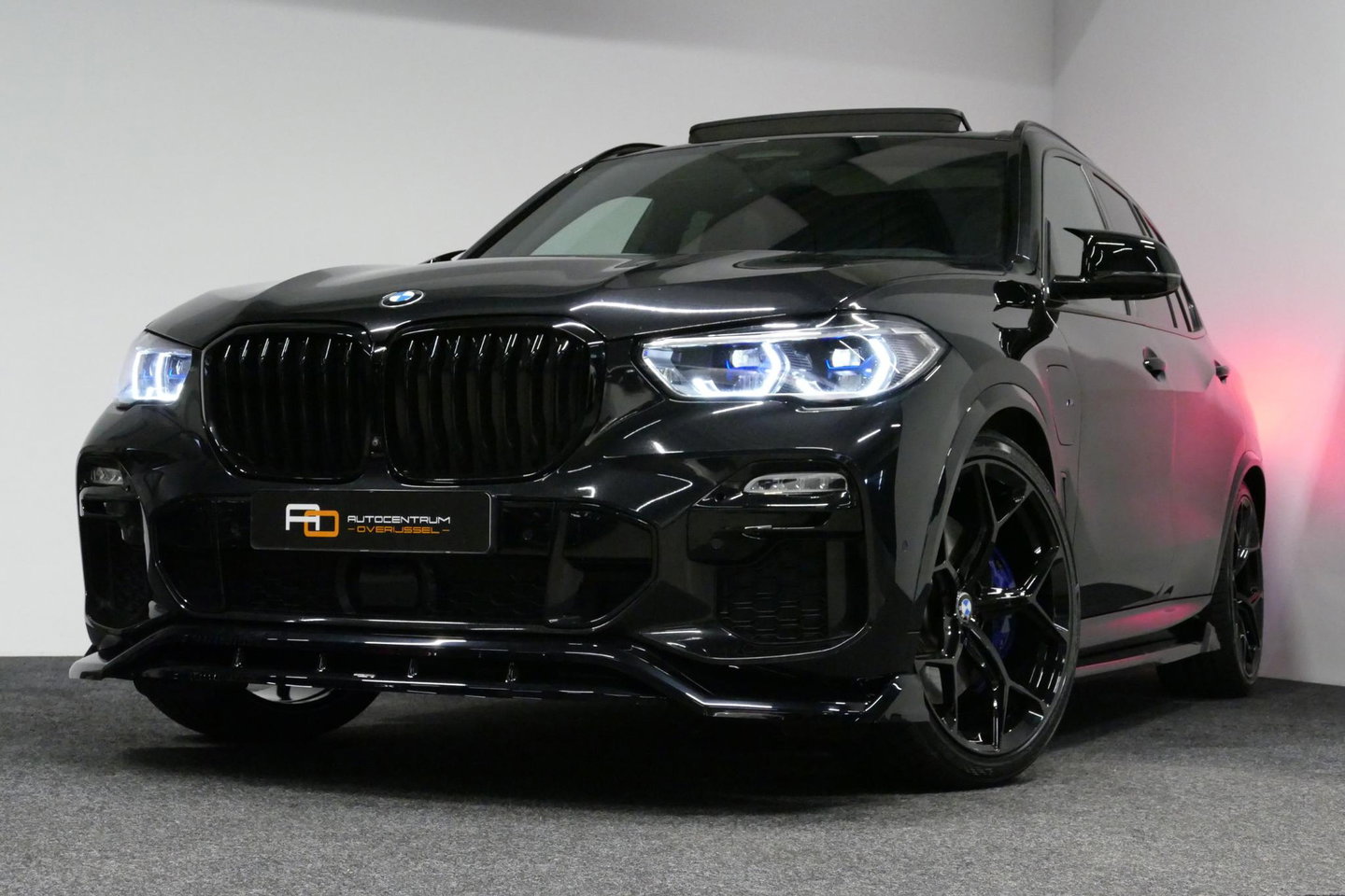 BMW X5 xDrive45e M Sport / Maxton Design Bodykit V.2 / Panoramadak / Achterasbesturing / BMW Laser Light / Elektr. verstelbare voorstoelen + memory / Stoelkoeling + -verwarming / Soft Close / Ambienteverlichting / HUD / Rondomzichtcamera / Apple Carplay - Androi