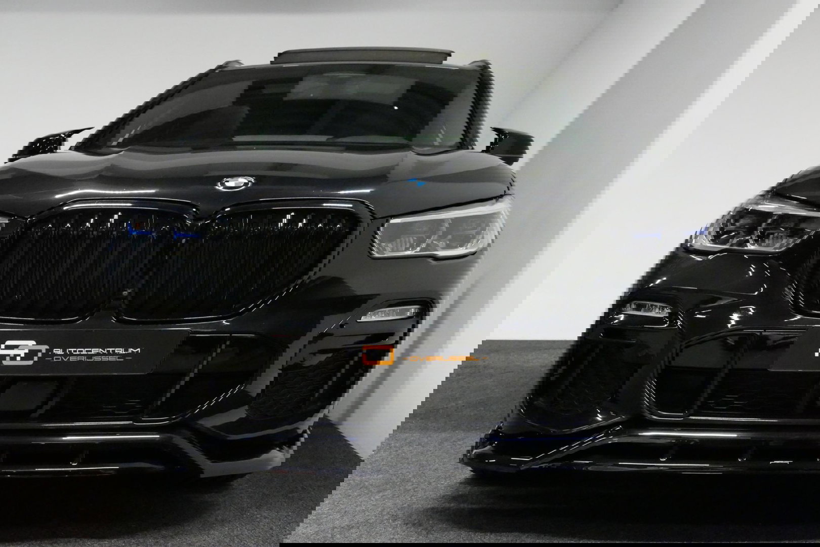 BMW X5 xDrive45e M Sport / Maxton Design Bodykit V.2 / Panoramadak / Achterasbesturing / BMW Laser Light / Elektr. verstelbare voorstoelen + memory / Stoelkoeling + -verwarming / Soft Close / Ambienteverlichting / HUD / Rondomzichtcamera / Apple Carplay - Androi