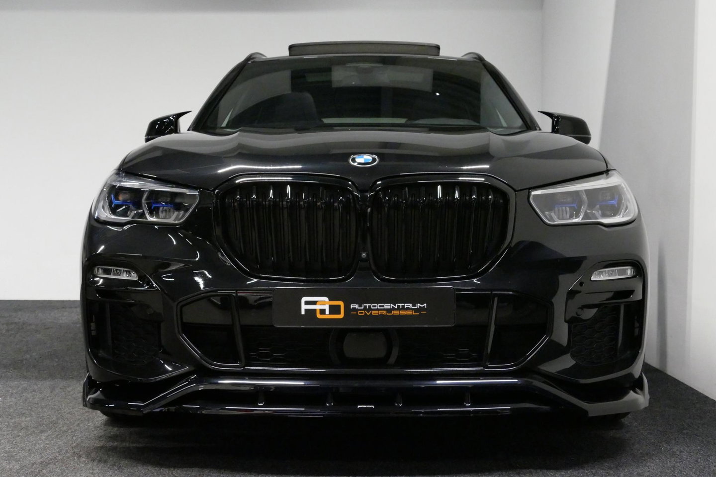 BMW X5 xDrive45e M Sport / Maxton Design Bodykit V.2 / Panoramadak / Achterasbesturing / BMW Laser Light / Elektr. verstelbare voorstoelen + memory / Stoelkoeling + -verwarming / Soft Close / Ambienteverlichting / HUD / Rondomzichtcamera / Apple Carplay - Androi