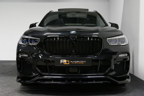 BMW X5 xDrive45e M Sport / Maxton Design Bodykit V.2 / Panoramadak / Achterasbesturing / BMW Laser Light / Elektr. verstelbare voorstoelen + memory / Stoelkoeling + -verwarming / Soft Close / Ambienteverlichting / HUD / Rondomzichtcamera / Apple Carplay - Androi