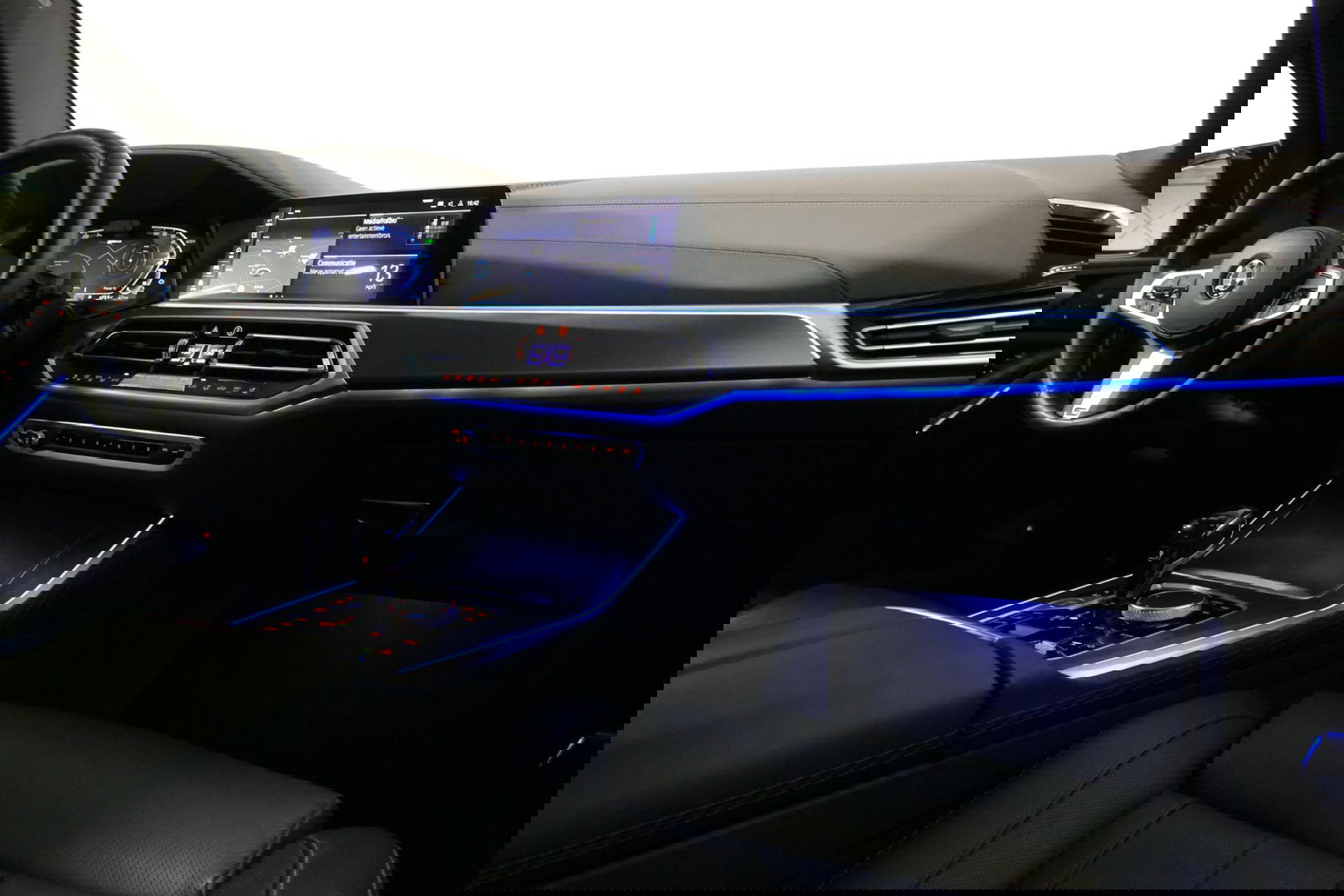 BMW X5 xDrive45e M Sport / Maxton Design Bodykit V.2 / Panoramadak / Achterasbesturing / BMW Laser Light / Elektr. verstelbare voorstoelen + memory / Stoelkoeling + -verwarming / Soft Close / Ambienteverlichting / HUD / Rondomzichtcamera / Apple Carplay - Androi