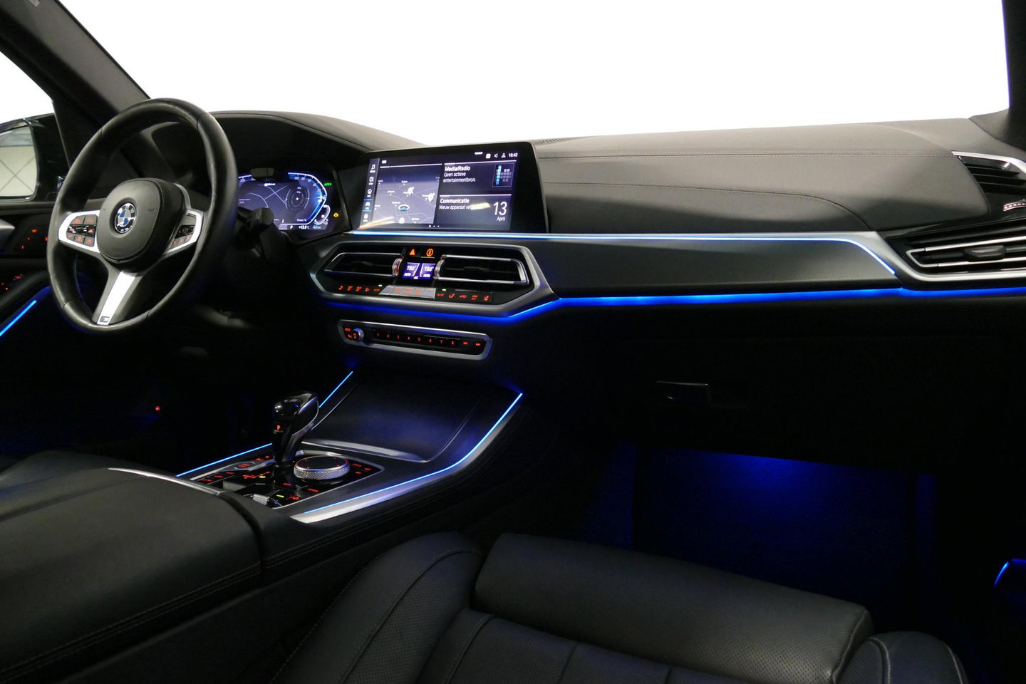 BMW X5 xDrive45e M Sport / Maxton Design Bodykit V.2 / Panoramadak / Achterasbesturing / BMW Laser Light / Elektr. verstelbare voorstoelen + memory / Stoelkoeling + -verwarming / Soft Close / Ambienteverlichting / HUD / Rondomzichtcamera / Apple Carplay - Androi