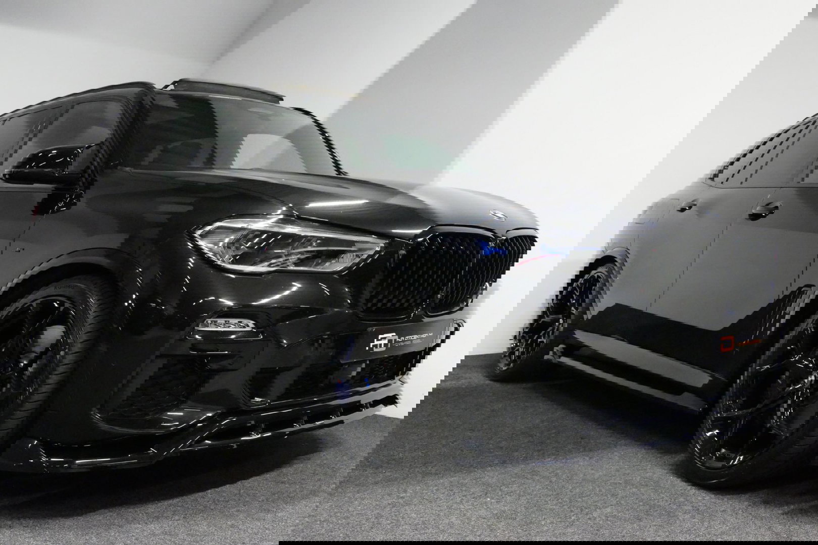 BMW X5 xDrive45e M Sport / Maxton Design Bodykit V.2 / Panoramadak / Achterasbesturing / BMW Laser Light / Elektr. verstelbare voorstoelen + memory / Stoelkoeling + -verwarming / Soft Close / Ambienteverlichting / HUD / Rondomzichtcamera / Apple Carplay - Androi