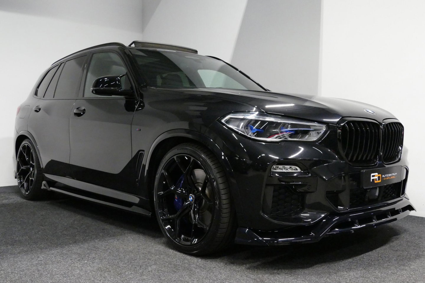 BMW X5 xDrive45e M Sport / Maxton Design Bodykit V.2 / Panoramadak / Achterasbesturing / BMW Laser Light / Elektr. verstelbare voorstoelen + memory / Stoelkoeling + -verwarming / Soft Close / Ambienteverlichting / HUD / Rondomzichtcamera / Apple Carplay - Androi