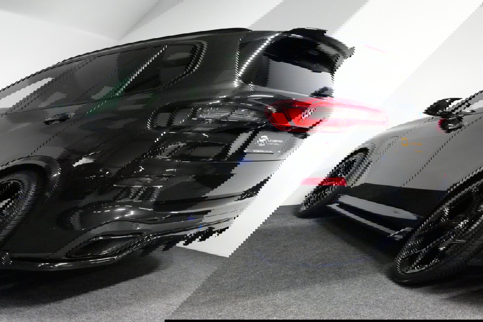 BMW X5 xDrive45e M Sport / Maxton Design Bodykit V.2 / Panoramadak / Achterasbesturing / BMW Laser Light / Elektr. verstelbare voorstoelen + memory / Stoelkoeling + -verwarming / Soft Close / Ambienteverlichting / HUD / Rondomzichtcamera / Apple Carplay - Androi