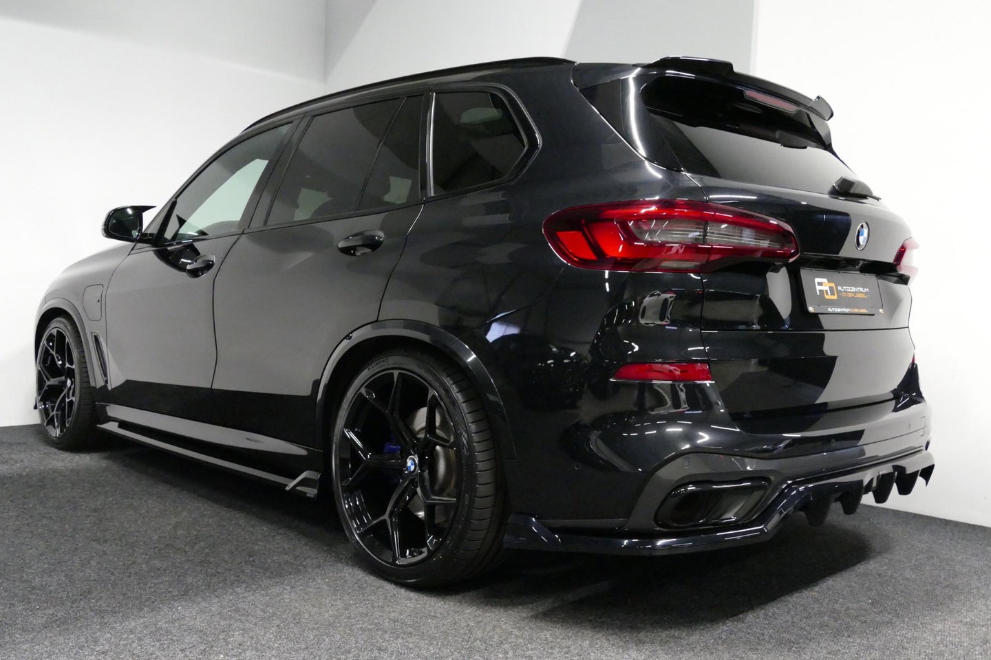 BMW X5 xDrive45e M Sport / Maxton Design Bodykit V.2 / Panoramadak / Achterasbesturing / BMW Laser Light / Elektr. verstelbare voorstoelen + memory / Stoelkoeling + -verwarming / Soft Close / Ambienteverlichting / HUD / Rondomzichtcamera / Apple Carplay - Androi