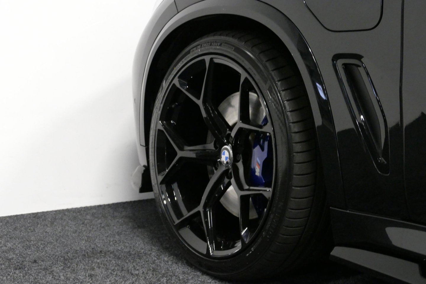 BMW X5 xDrive45e M Sport / Maxton Design Bodykit V.2 / Panoramadak / Achterasbesturing / BMW Laser Light / Elektr. verstelbare voorstoelen + memory / Stoelkoeling + -verwarming / Soft Close / Ambienteverlichting / HUD / Rondomzichtcamera / Apple Carplay - Androi