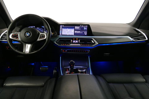 BMW X5 xDrive45e M Sport / Maxton Design Bodykit V.2 / Panoramadak / Achterasbesturing / BMW Laser Light / Elektr. verstelbare voorstoelen + memory / Stoelkoeling + -verwarming / Soft Close / Ambienteverlichting / HUD / Rondomzichtcamera / Apple Carplay - Androi