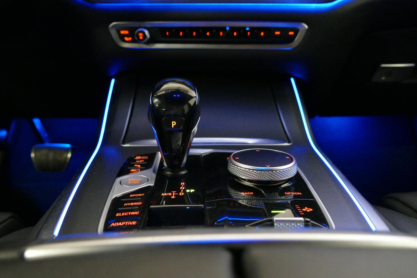 BMW X5 xDrive45e M Sport / Maxton Design Bodykit V.2 / Panoramadak / Achterasbesturing / BMW Laser Light / Elektr. verstelbare voorstoelen + memory / Stoelkoeling + -verwarming / Soft Close / Ambienteverlichting / HUD / Rondomzichtcamera / Apple Carplay - Androi