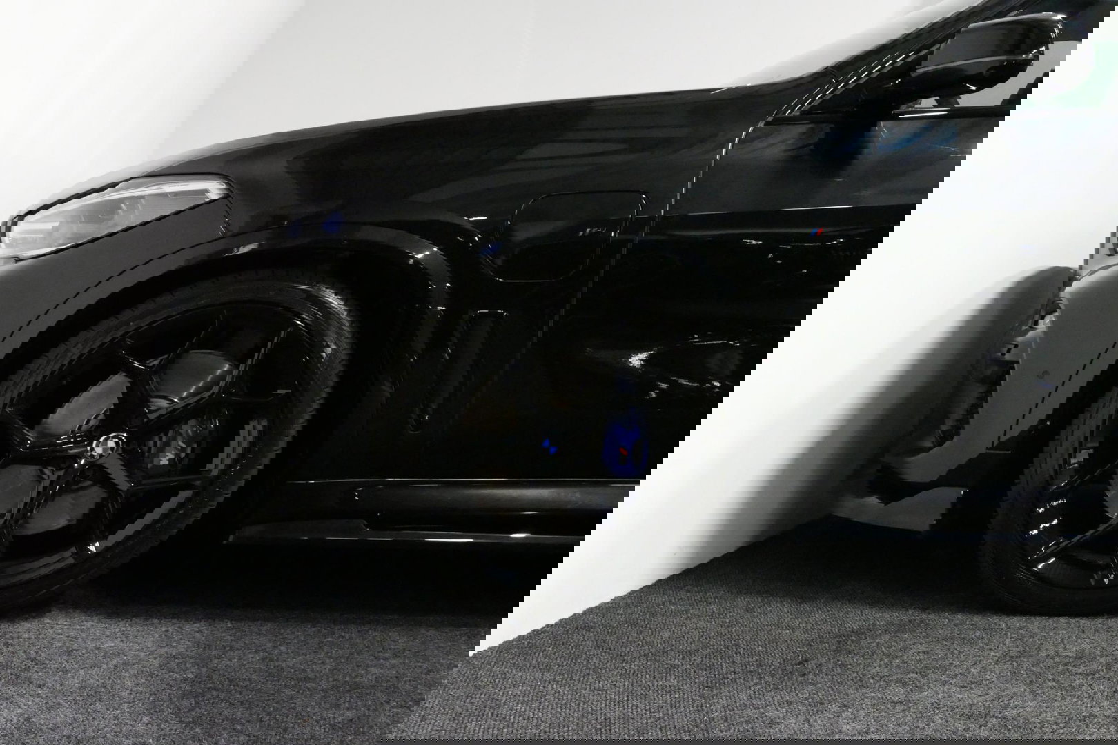 BMW X5 xDrive45e M Sport / Maxton Design Bodykit V.2 / Panoramadak / Achterasbesturing / BMW Laser Light / Elektr. verstelbare voorstoelen + memory / Stoelkoeling + -verwarming / Soft Close / Ambienteverlichting / HUD / Rondomzichtcamera / Apple Carplay - Androi