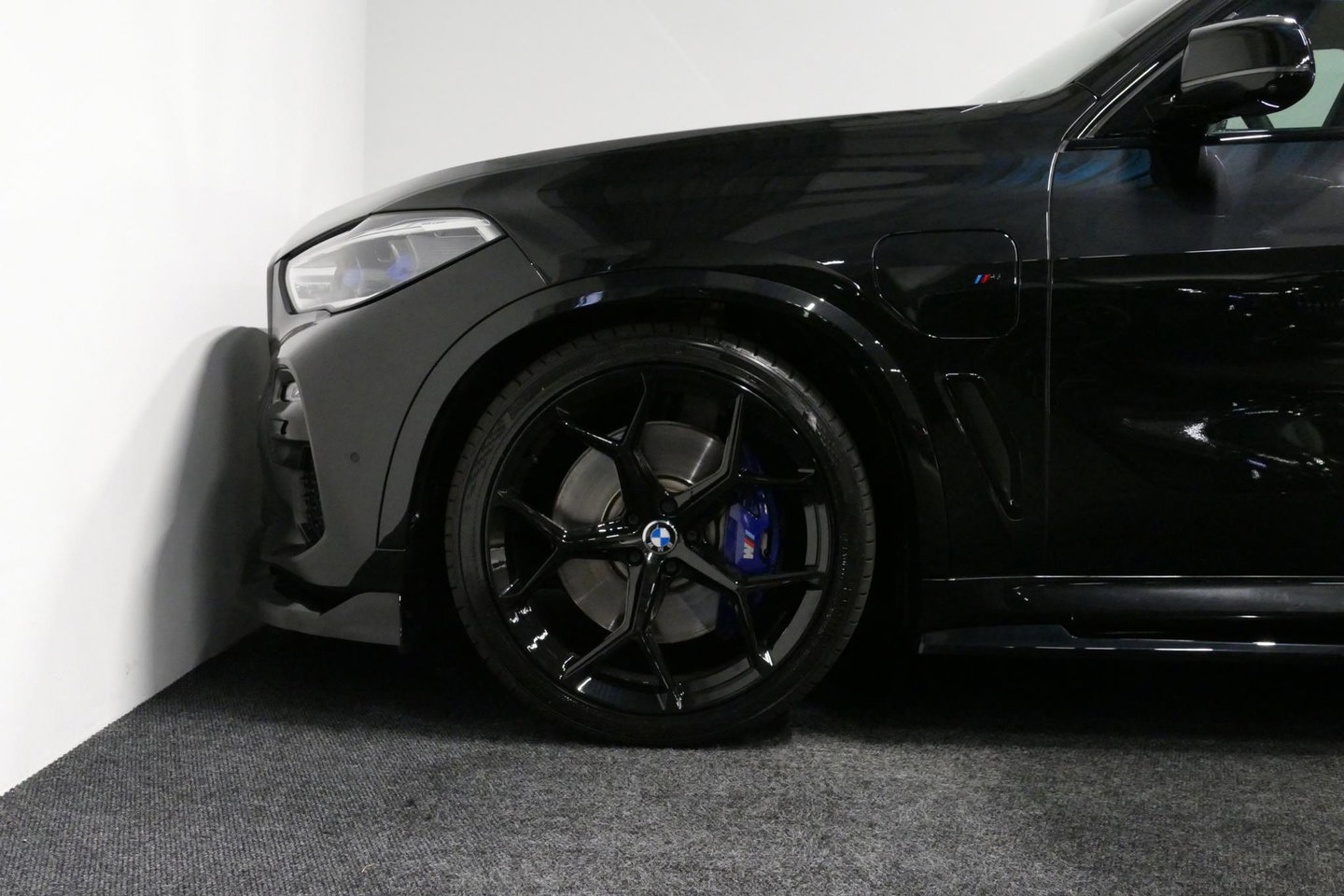BMW X5 xDrive45e M Sport / Maxton Design Bodykit V.2 / Panoramadak / Achterasbesturing / BMW Laser Light / Elektr. verstelbare voorstoelen + memory / Stoelkoeling + -verwarming / Soft Close / Ambienteverlichting / HUD / Rondomzichtcamera / Apple Carplay - Androi