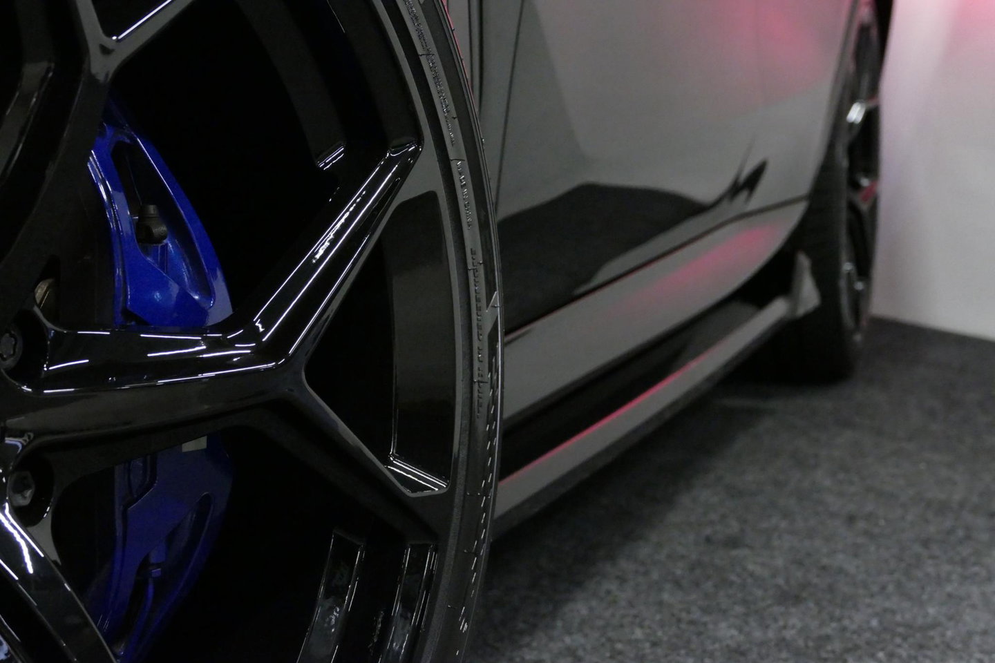 BMW X5 xDrive45e M Sport / Maxton Design Bodykit V.2 / Panoramadak / Achterasbesturing / BMW Laser Light / Elektr. verstelbare voorstoelen + memory / Stoelkoeling + -verwarming / Soft Close / Ambienteverlichting / HUD / Rondomzichtcamera / Apple Carplay - Androi