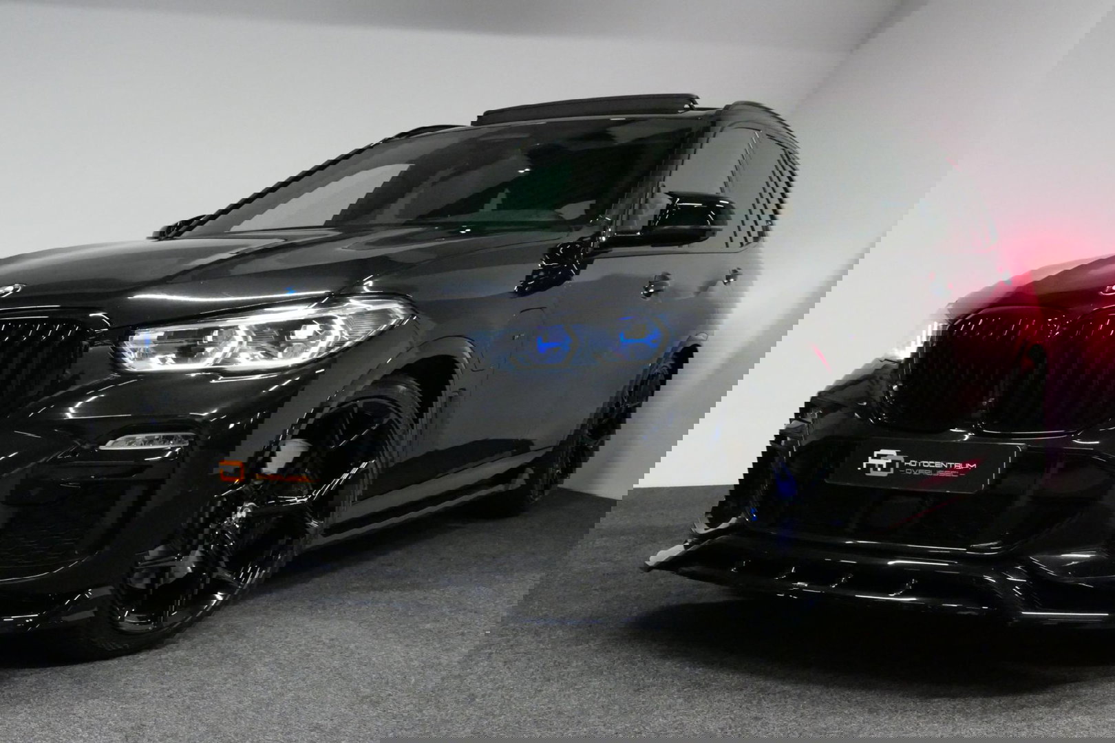 BMW X5 xDrive45e M Sport / Maxton Design Bodykit V.2 / Panoramadak / Achterasbesturing / BMW Laser Light / Elektr. verstelbare voorstoelen + memory / Stoelkoeling + -verwarming / Soft Close / Ambienteverlichting / HUD / Rondomzichtcamera / Apple Carplay - Androi