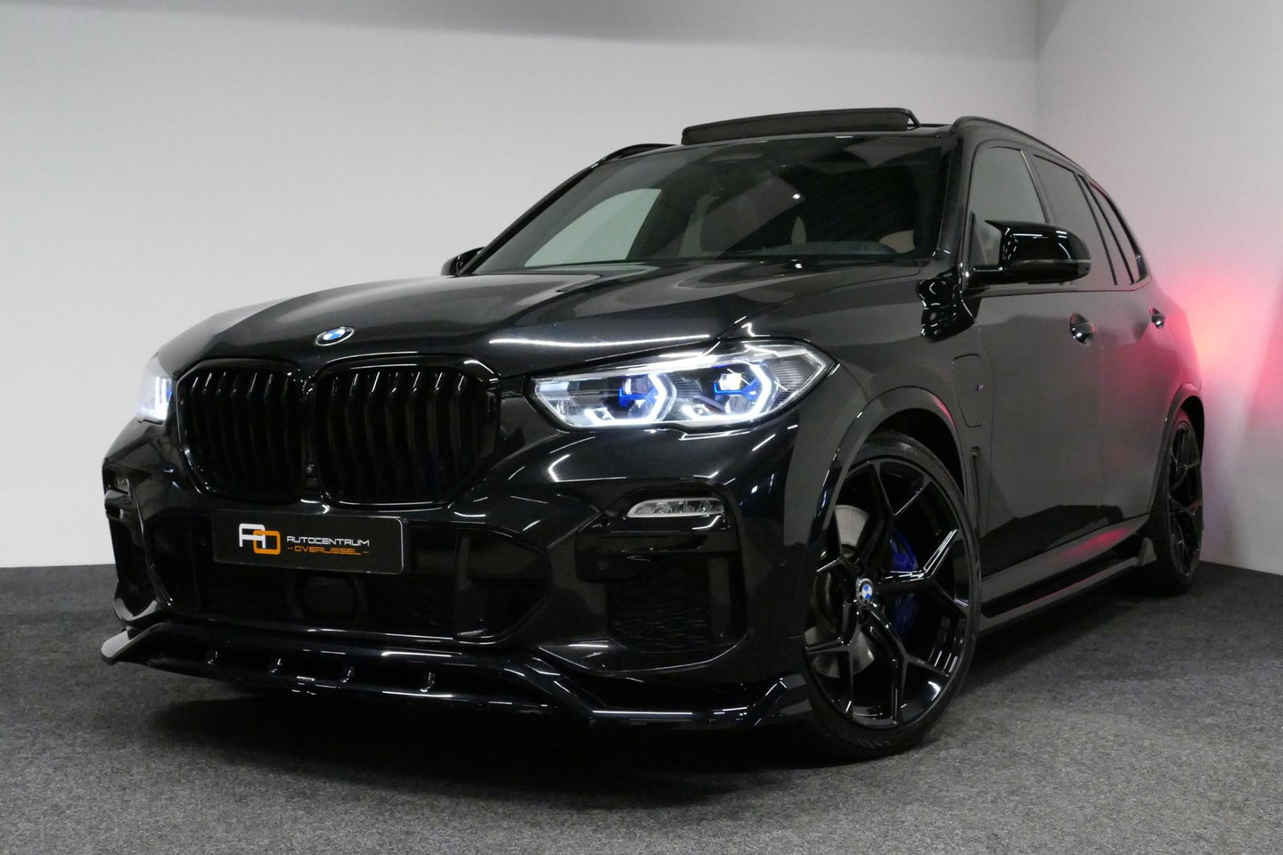 BMW X5 xDrive45e M Sport / Maxton Design Bodykit V.2 / Panoramadak / Achterasbesturing / BMW Laser Light / Elektr. verstelbare voorstoelen + memory / Stoelkoeling + -verwarming / Soft Close / Ambienteverlichting / HUD / Rondomzichtcamera / Apple Carplay - Androi