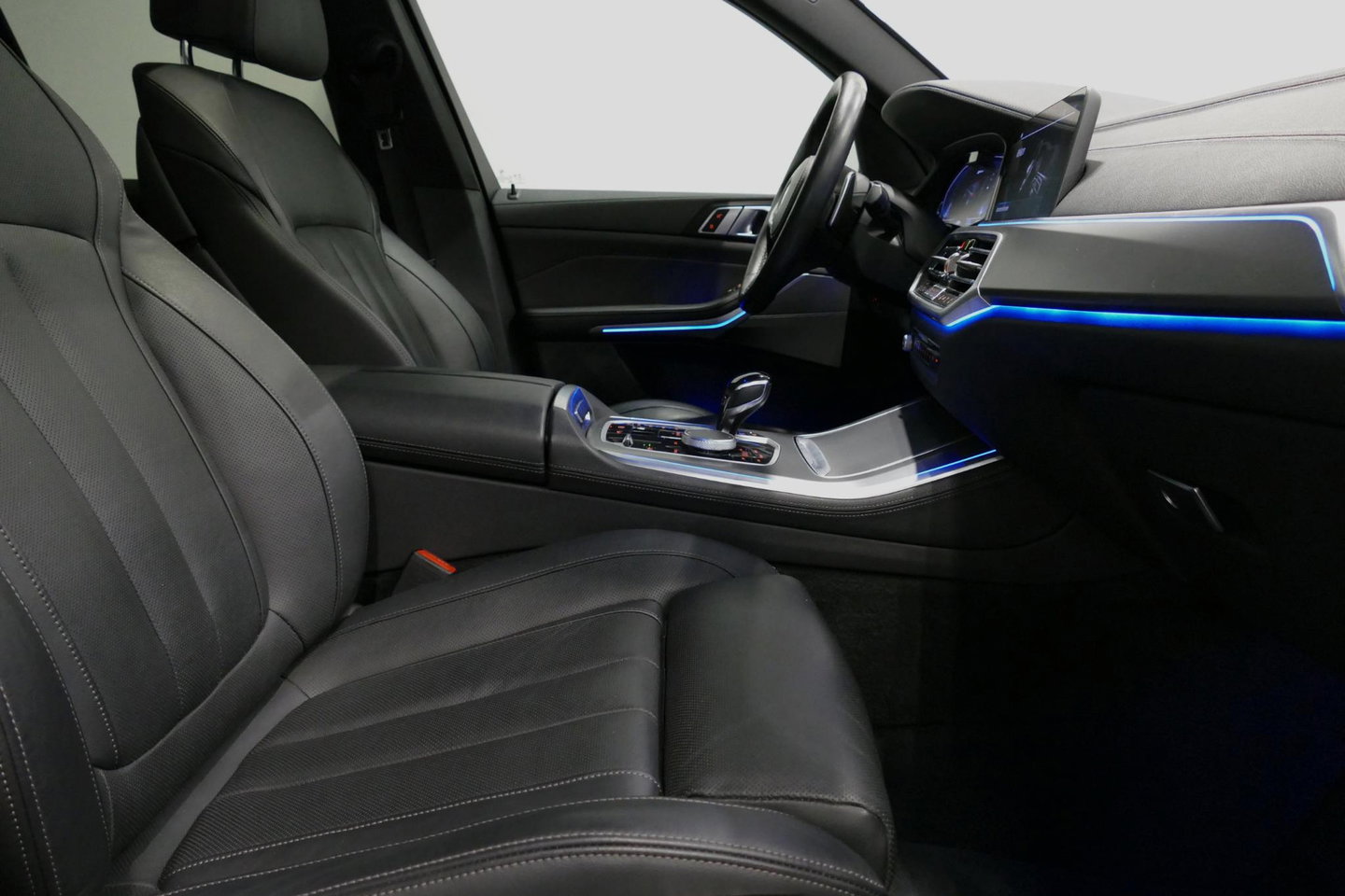 BMW X5 xDrive45e M Sport / Maxton Design Bodykit V.2 / Panoramadak / Achterasbesturing / BMW Laser Light / Elektr. verstelbare voorstoelen + memory / Stoelkoeling + -verwarming / Soft Close / Ambienteverlichting / HUD / Rondomzichtcamera / Apple Carplay - Androi