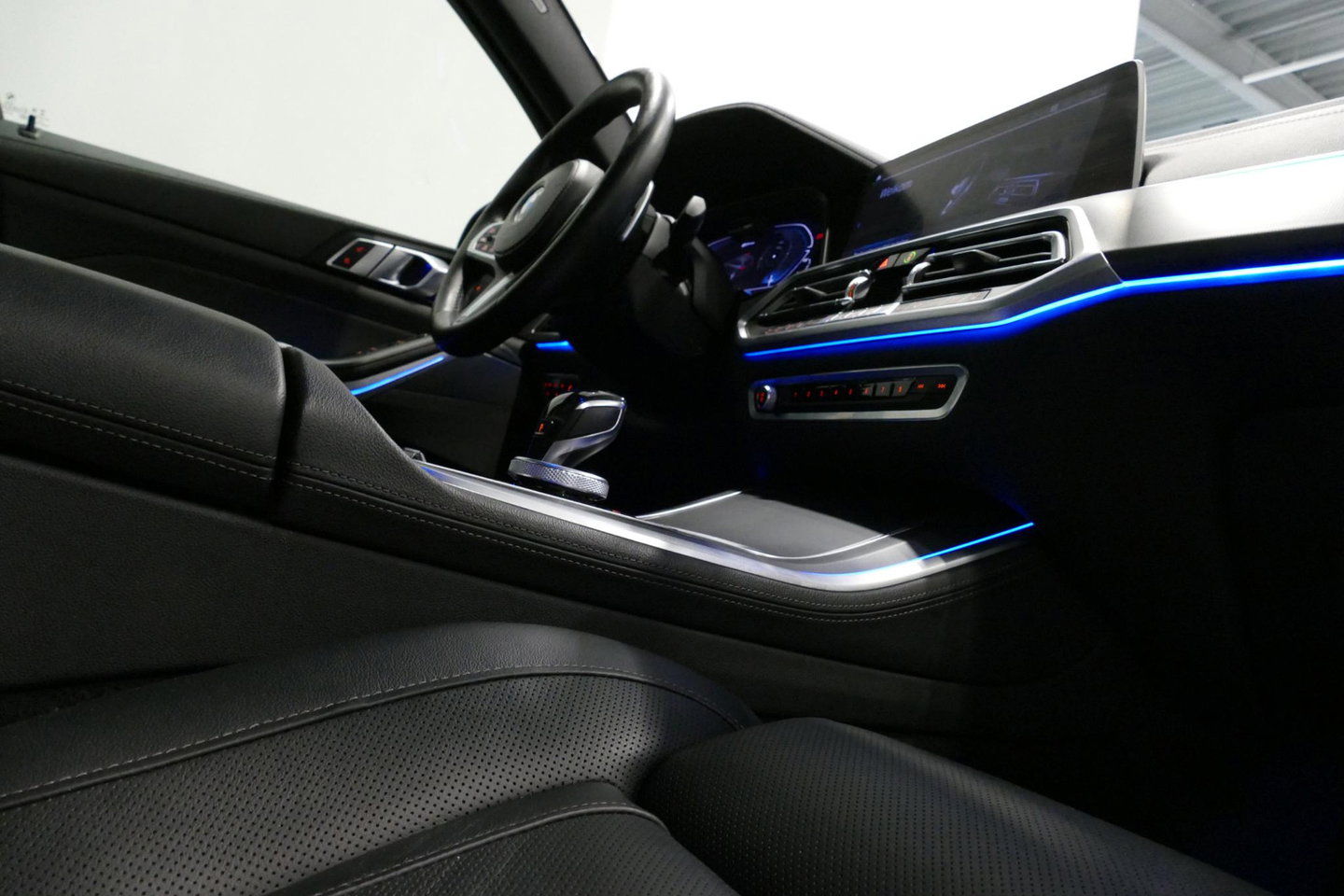 BMW X5 xDrive45e M Sport / Maxton Design Bodykit V.2 / Panoramadak / Achterasbesturing / BMW Laser Light / Elektr. verstelbare voorstoelen + memory / Stoelkoeling + -verwarming / Soft Close / Ambienteverlichting / HUD / Rondomzichtcamera / Apple Carplay - Androi