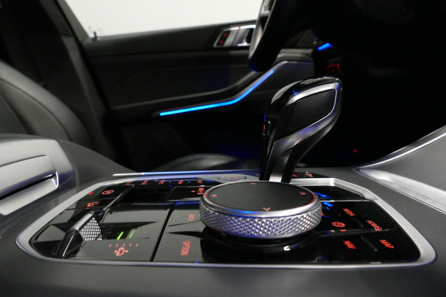 BMW X5 xDrive45e M Sport / Maxton Design Bodykit V.2 / Panoramadak / Achterasbesturing / BMW Laser Light / Elektr. verstelbare voorstoelen + memory / Stoelkoeling + -verwarming / Soft Close / Ambienteverlichting / HUD / Rondomzichtcamera / Apple Carplay - Androi