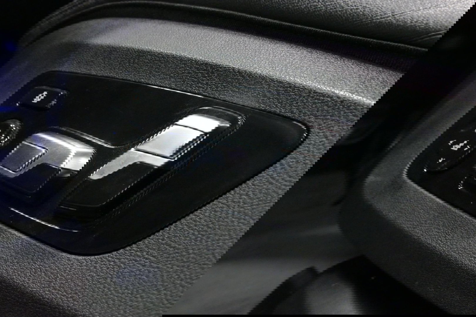 BMW X5 xDrive45e M Sport / Maxton Design Bodykit V.2 / Panoramadak / Achterasbesturing / BMW Laser Light / Elektr. verstelbare voorstoelen + memory / Stoelkoeling + -verwarming / Soft Close / Ambienteverlichting / HUD / Rondomzichtcamera / Apple Carplay - Androi