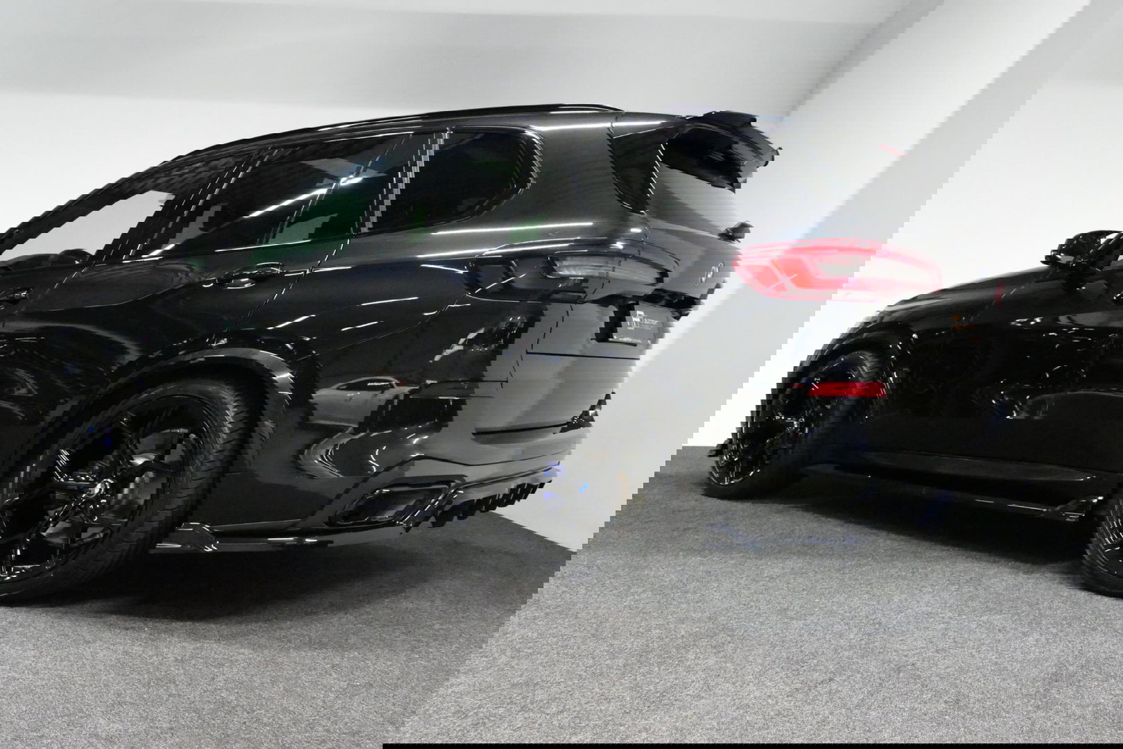 BMW X5 xDrive45e M Sport / Maxton Design Bodykit V.2 / Panoramadak / Achterasbesturing / BMW Laser Light / Elektr. verstelbare voorstoelen + memory / Stoelkoeling + -verwarming / Soft Close / Ambienteverlichting / HUD / Rondomzichtcamera / Apple Carplay - Androi