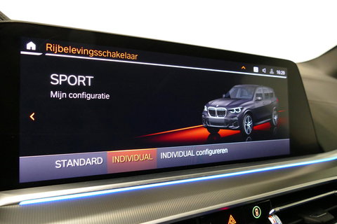 BMW X5 xDrive45e M Sport / Maxton Design Bodykit V.2 / Panoramadak / Achterasbesturing / BMW Laser Light / Elektr. verstelbare voorstoelen + memory / Stoelkoeling + -verwarming / Soft Close / Ambienteverlichting / HUD / Rondomzichtcamera / Apple Carplay - Androi