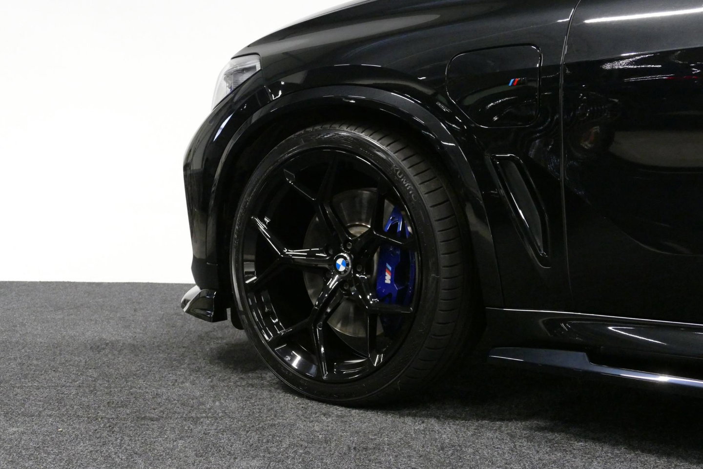 BMW X5 xDrive45e M Sport / Maxton Design Bodykit V.2 / Panoramadak / Achterasbesturing / BMW Laser Light / Elektr. verstelbare voorstoelen + memory / Stoelkoeling + -verwarming / Soft Close / Ambienteverlichting / HUD / Rondomzichtcamera / Apple Carplay - Androi