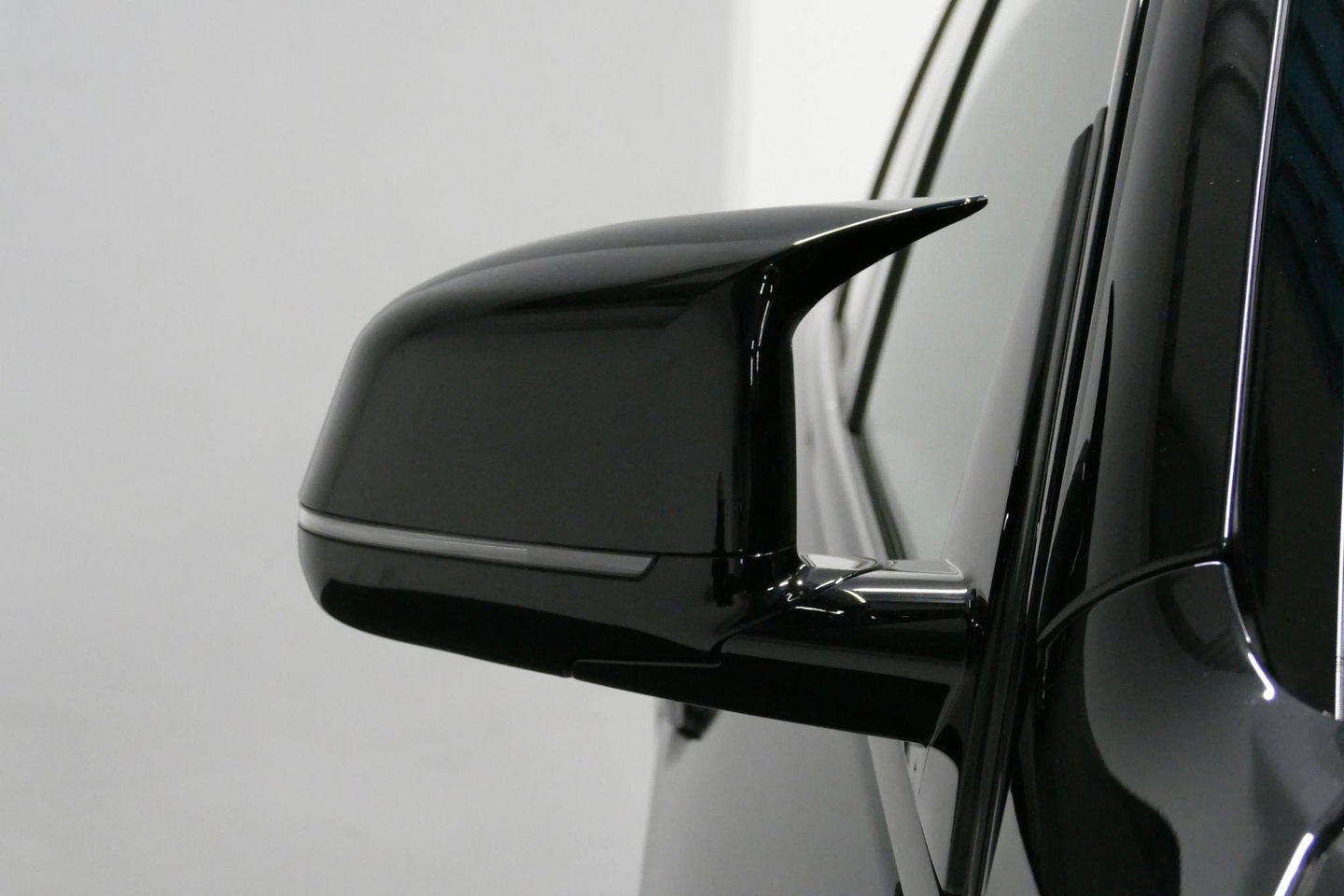 BMW X5 xDrive45e M Sport / Maxton Design Bodykit V.2 / Panoramadak / Achterasbesturing / BMW Laser Light / Elektr. verstelbare voorstoelen + memory / Stoelkoeling + -verwarming / Soft Close / Ambienteverlichting / HUD / Rondomzichtcamera / Apple Carplay - Androi