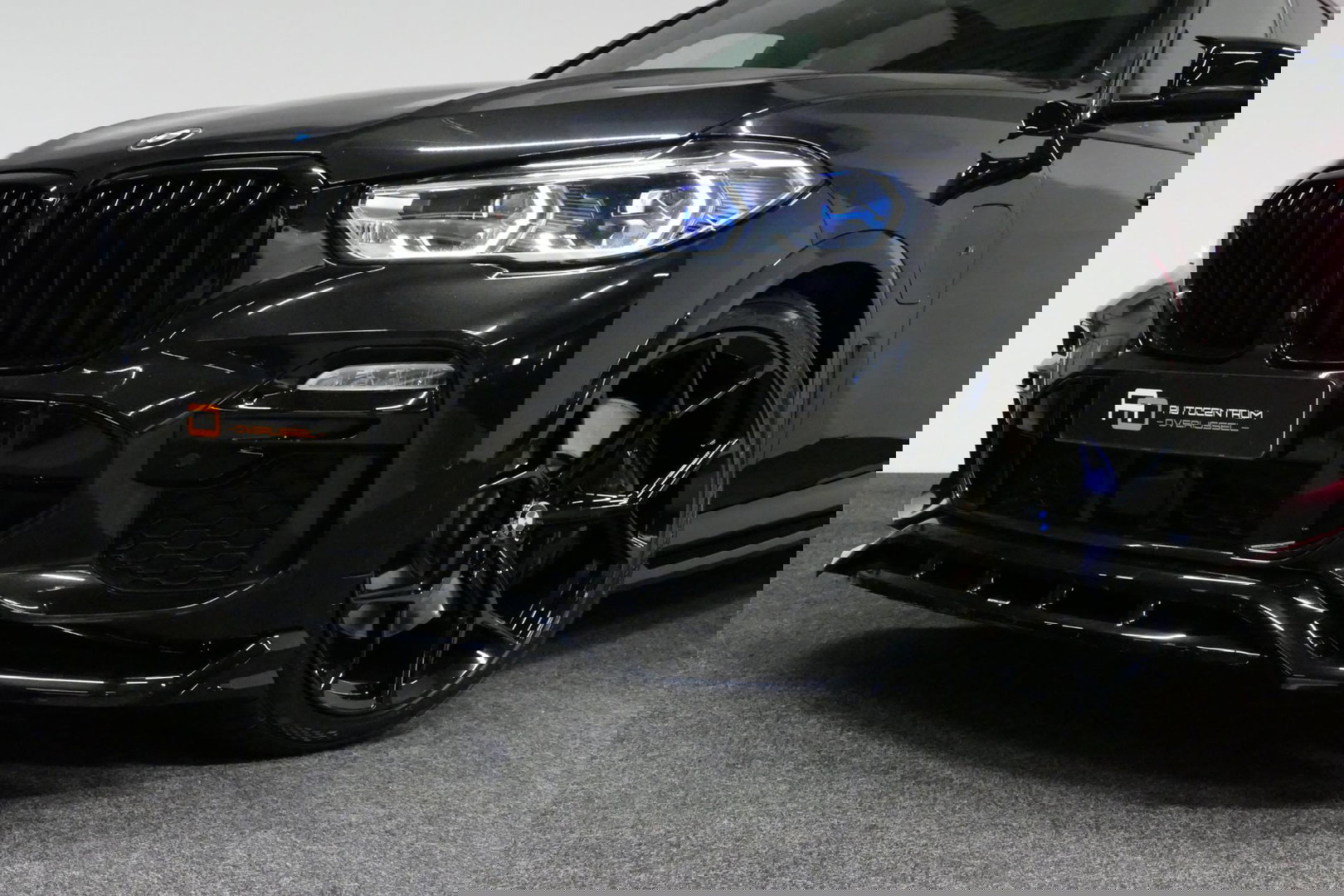 BMW X5 xDrive45e M Sport / Maxton Design Bodykit V.2 / Panoramadak / Achterasbesturing / BMW Laser Light / Elektr. verstelbare voorstoelen + memory / Stoelkoeling + -verwarming / Soft Close / Ambienteverlichting / HUD / Rondomzichtcamera / Apple Carplay - Androi