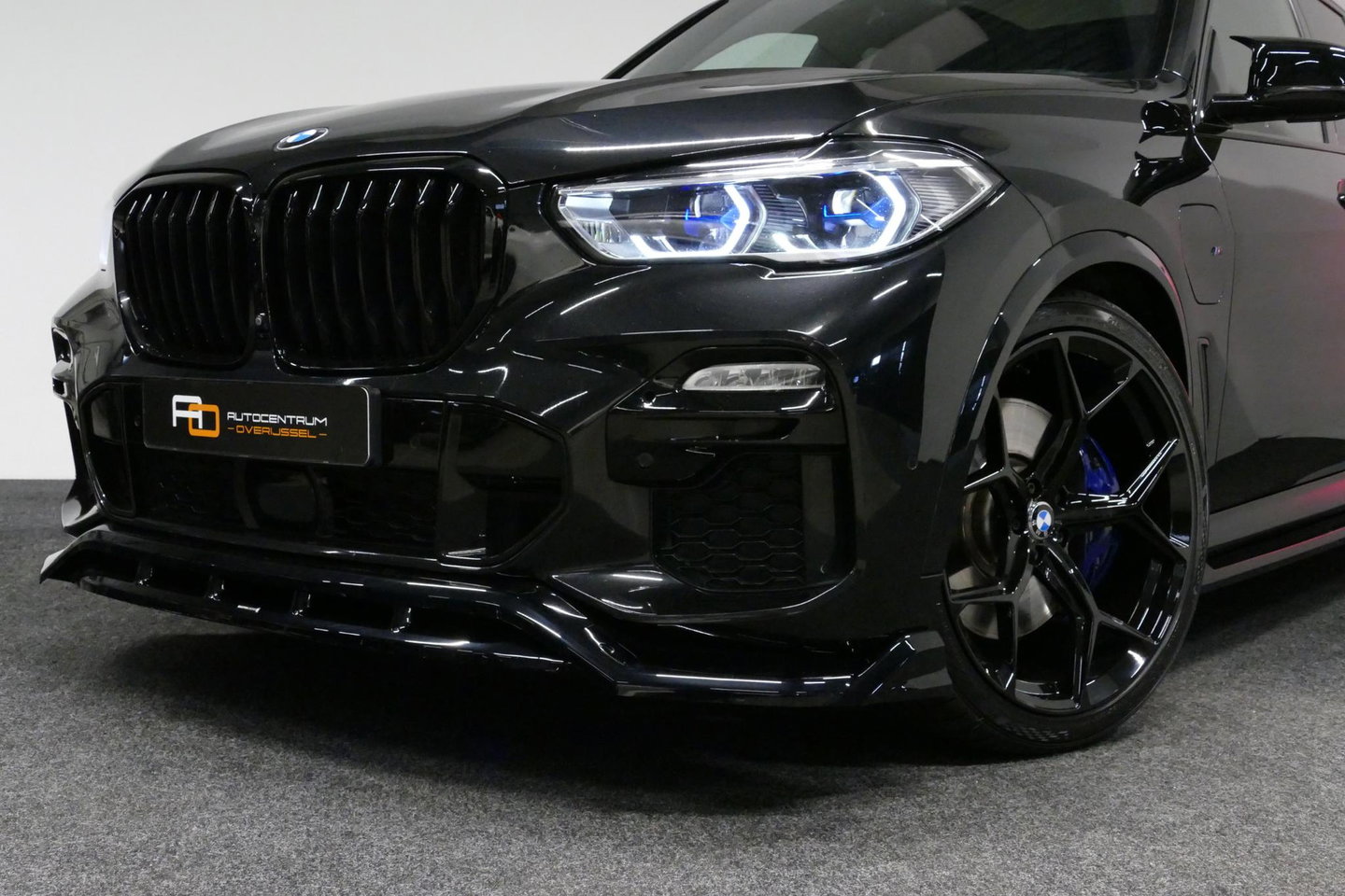 BMW X5 xDrive45e M Sport / Maxton Design Bodykit V.2 / Panoramadak / Achterasbesturing / BMW Laser Light / Elektr. verstelbare voorstoelen + memory / Stoelkoeling + -verwarming / Soft Close / Ambienteverlichting / HUD / Rondomzichtcamera / Apple Carplay - Androi