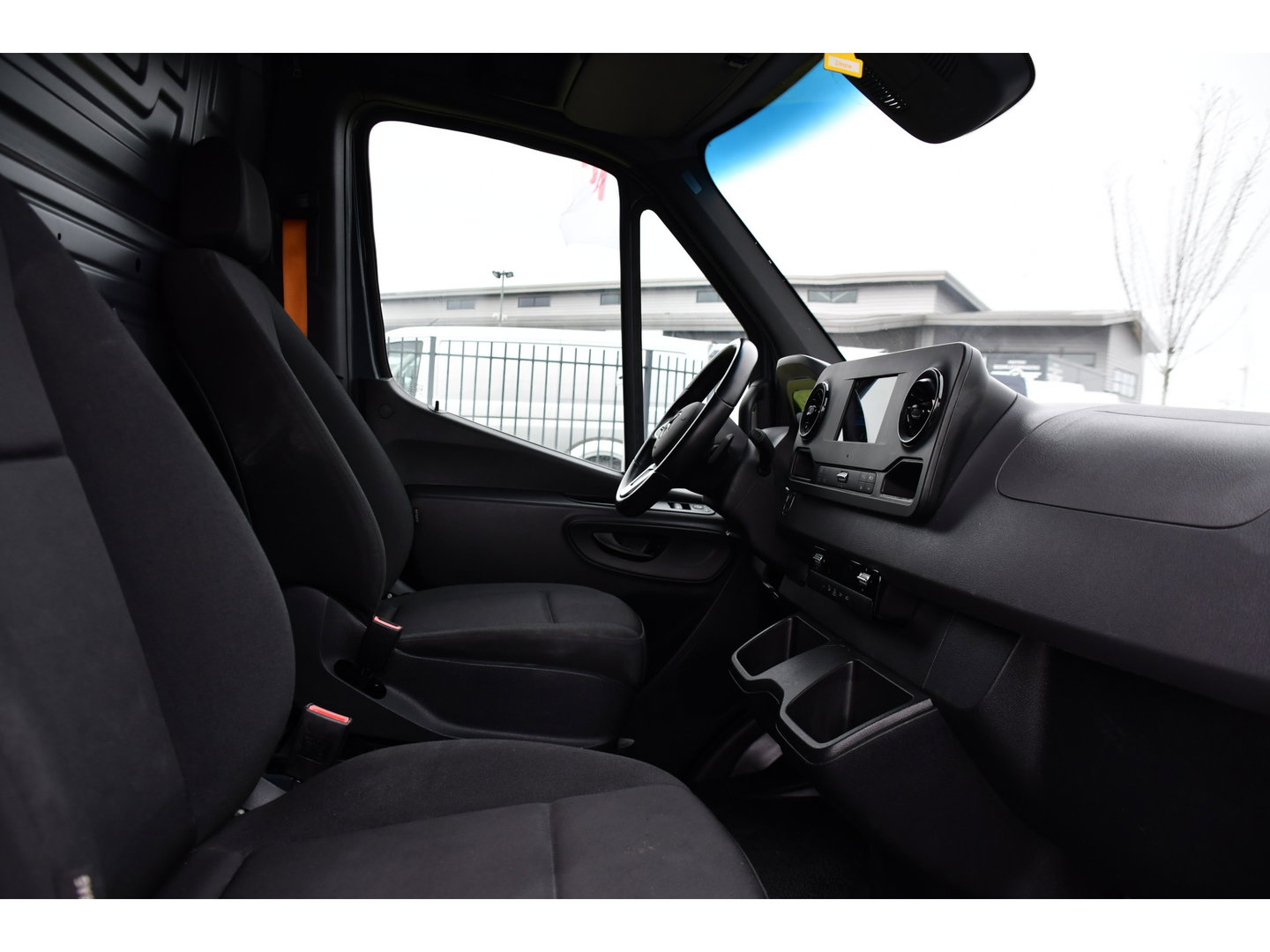 Mercedes-Benz Sprinter 315 1.9 CDI L2H2 FWD AMG Edition Adaptieve Cruise, Camera, Carplay, 150pk, LED, Dodehoek, Sensoren, Multimedia, Uniek!