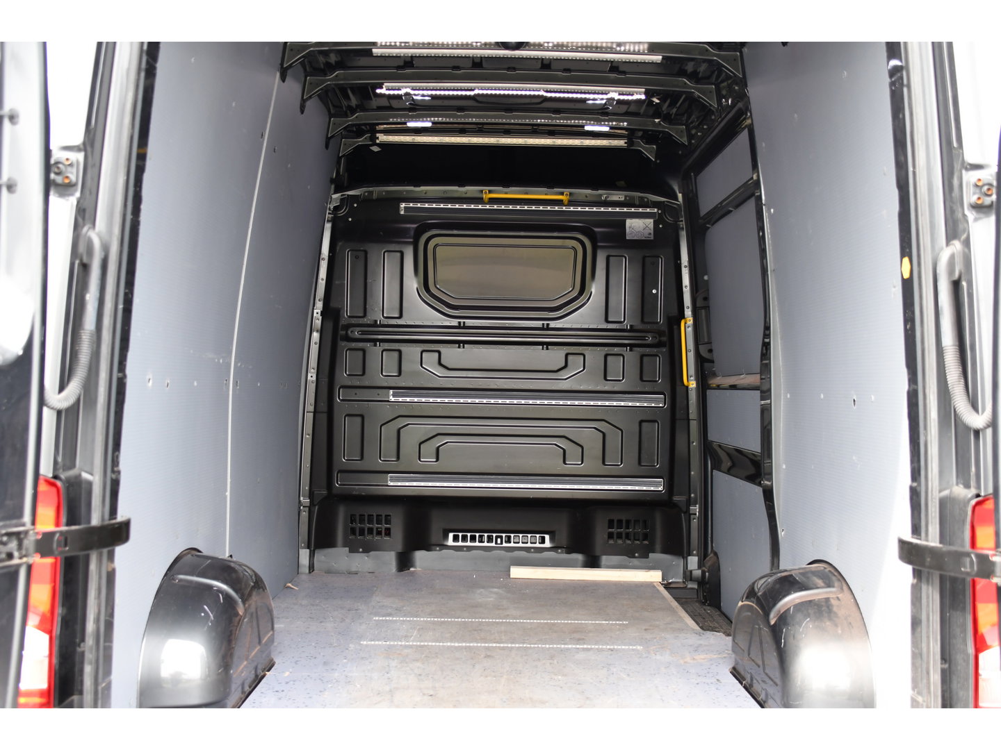 Volkswagen Crafter 35 2.0 TDI L3H3 Highline PB Edition Adaptieve Cruise, Camera, Carplay, LED, Clima, Stoelverwarming, 177pk, Automaat, Leder, Uniek!