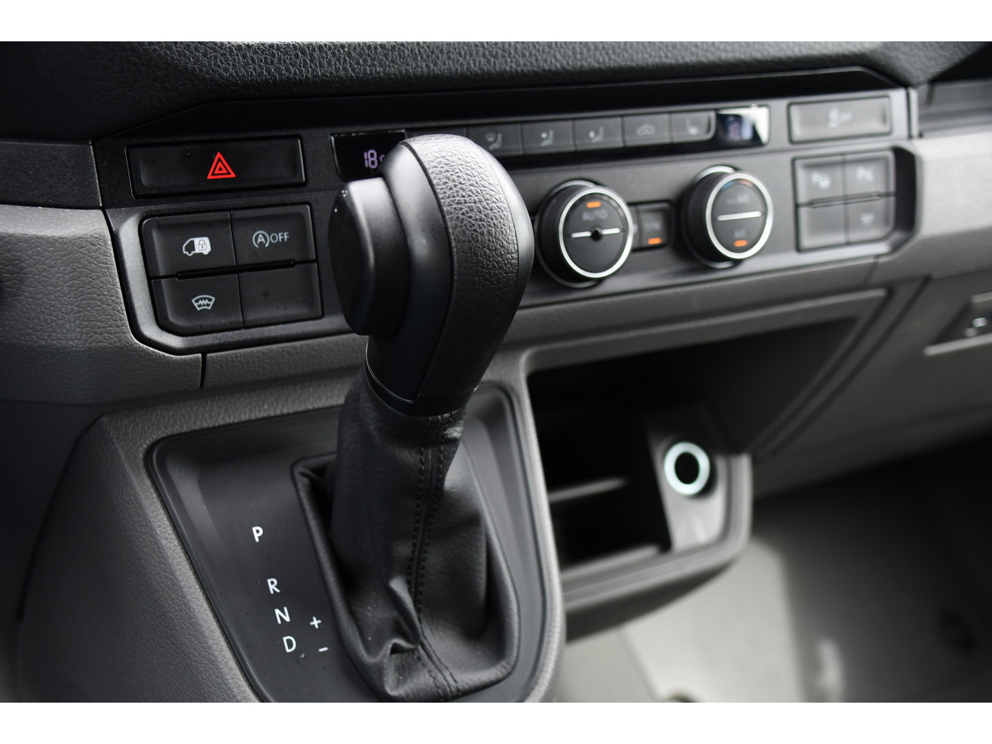 Volkswagen Crafter 35 2.0 TDI L3H3 Highline PB Edition Adaptieve Cruise, Camera, Carplay, LED, Clima, Stoelverwarming, 177pk, Automaat, Leder, Uniek!