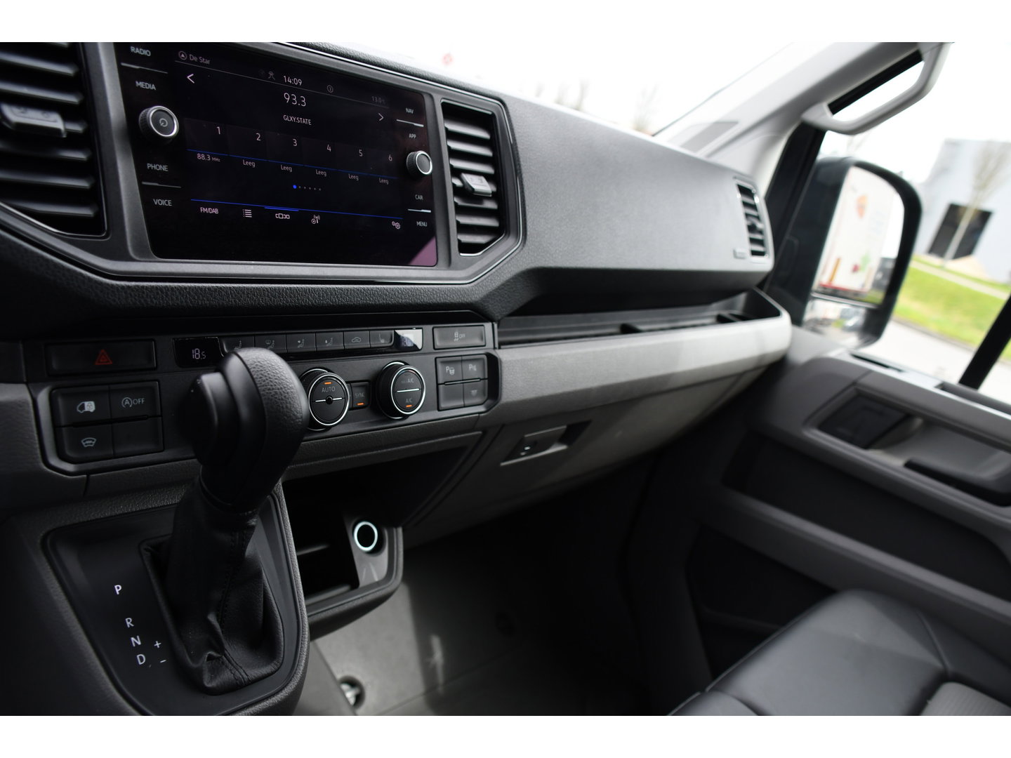 Volkswagen Crafter 35 2.0 TDI L3H3 Highline PB Edition Adaptieve Cruise, Camera, Carplay, LED, Clima, Stoelverwarming, 177pk, Automaat, Leder, Uniek!