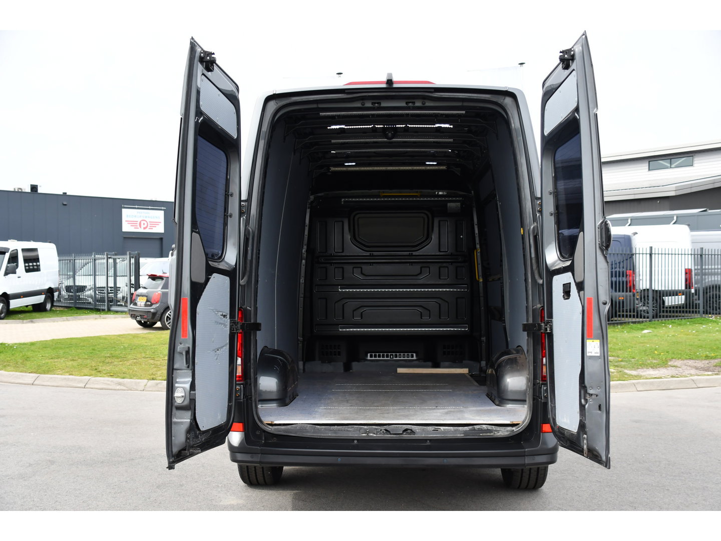 Volkswagen Crafter 35 2.0 TDI L3H3 Highline PB Edition Adaptieve Cruise, Camera, Carplay, LED, Clima, Stoelverwarming, 177pk, Automaat, Leder, Uniek!