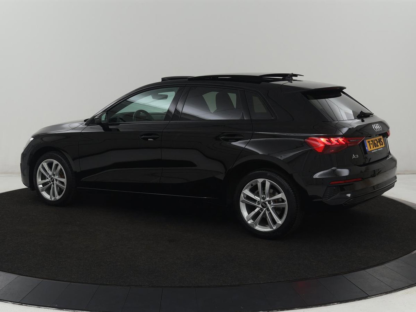 Audi A3 30 TFSI Advanced edition | Panoramadak | Stoelverwarming | Camera | Carplay | Sportstoelen | Navigatie | Full LED | Virtual Cockpit | Getint glas | Climate control | Parkeerhulp | Cruise control