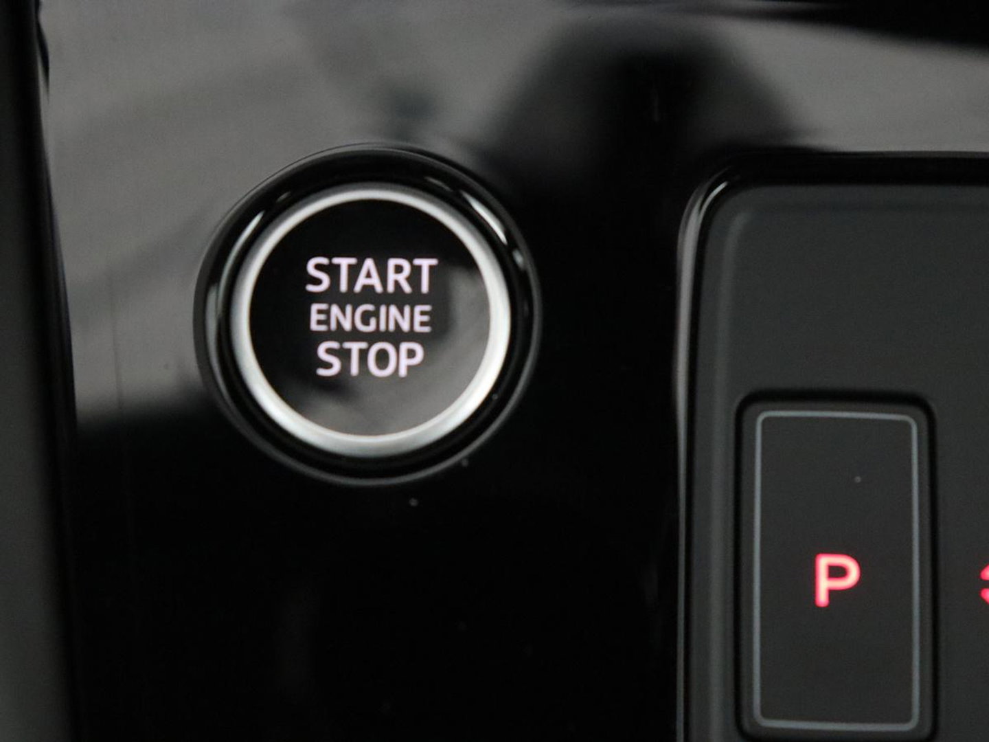 Audi A3 30 TFSI Advanced edition | Panoramadak | Stoelverwarming | Camera | Carplay | Sportstoelen | Navigatie | Full LED | Virtual Cockpit | Getint glas | Climate control | Parkeerhulp | Cruise control