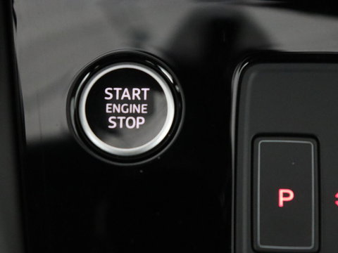 Audi A3 30 TFSI Advanced edition | Panoramadak | Stoelverwarming | Camera | Carplay | Sportstoelen | Navigatie | Full LED | Virtual Cockpit | Getint glas | Climate control | Parkeerhulp | Cruise control