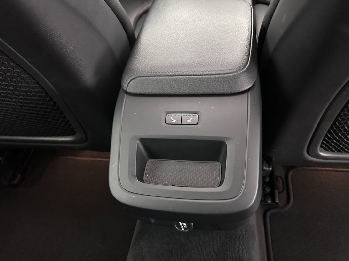 Volvo V60 2.0 D3 Momentum Aut. *PANO | LEATHER | FULL-LED | KEYLESS | BLINDSPOT | CAMERA | DAB | DIGI-COCKPIT | NAVI-FULLMAP | ECC | HEATED-SPORTSEATS | PDC | ADAPTIVE-CRUISE | LANE-ASSIST | HEAD-UP | 17"ALU*