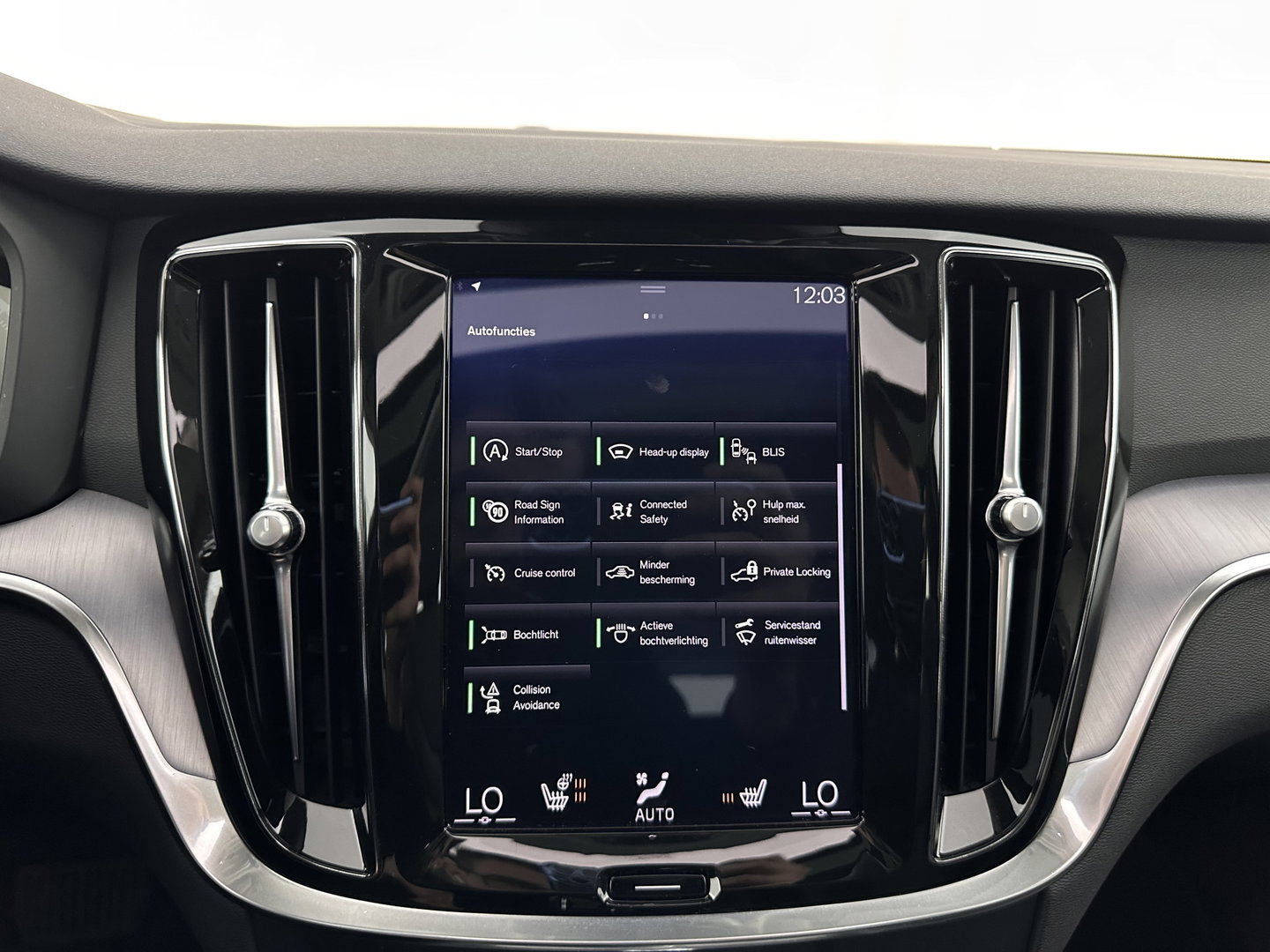 Volvo V60 2.0 D3 Momentum Aut. *PANO | LEATHER | FULL-LED | KEYLESS | BLINDSPOT | CAMERA | DAB | DIGI-COCKPIT | NAVI-FULLMAP | ECC | HEATED-SPORTSEATS | PDC | ADAPTIVE-CRUISE | LANE-ASSIST | HEAD-UP | 17"ALU*