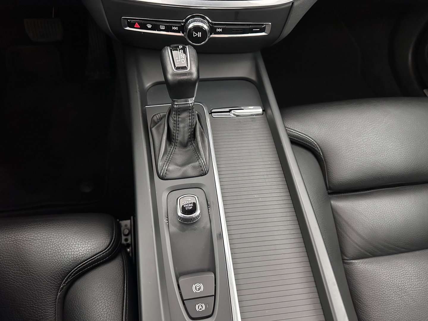 Volvo V60 2.0 D3 Momentum Aut. *PANO | LEATHER | FULL-LED | KEYLESS | BLINDSPOT | CAMERA | DAB | DIGI-COCKPIT | NAVI-FULLMAP | ECC | HEATED-SPORTSEATS | PDC | ADAPTIVE-CRUISE | LANE-ASSIST | HEAD-UP | 17"ALU*