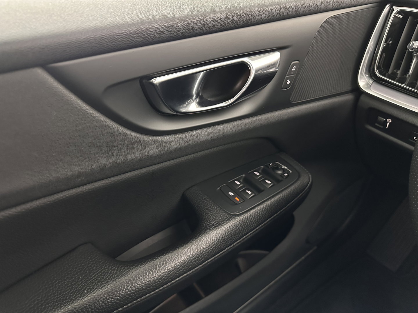 Volvo V60 2.0 D3 Momentum Aut. *PANO | LEATHER | FULL-LED | KEYLESS | BLINDSPOT | CAMERA | DAB | DIGI-COCKPIT | NAVI-FULLMAP | ECC | HEATED-SPORTSEATS | PDC | ADAPTIVE-CRUISE | LANE-ASSIST | HEAD-UP | 17"ALU*