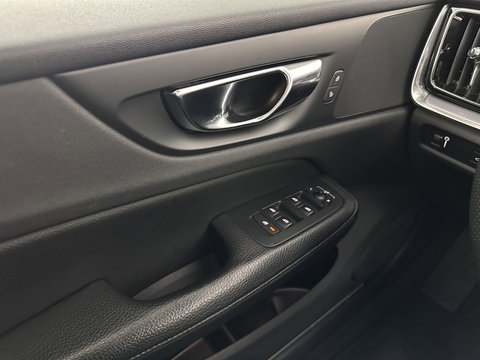 Volvo V60 2.0 D3 Momentum Aut. *PANO | LEATHER | FULL-LED | KEYLESS | BLINDSPOT | CAMERA | DAB | DIGI-COCKPIT | NAVI-FULLMAP | ECC | HEATED-SPORTSEATS | PDC | ADAPTIVE-CRUISE | LANE-ASSIST | HEAD-UP | 17"ALU*