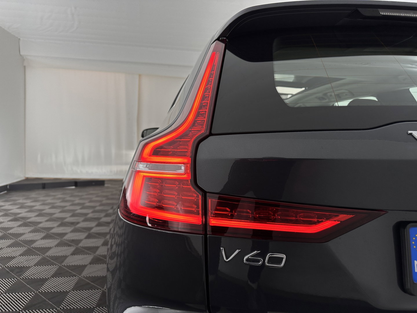 Volvo V60 2.0 D3 Momentum Aut. *PANO | LEATHER | FULL-LED | KEYLESS | BLINDSPOT | CAMERA | DAB | DIGI-COCKPIT | NAVI-FULLMAP | ECC | HEATED-SPORTSEATS | PDC | ADAPTIVE-CRUISE | LANE-ASSIST | HEAD-UP | 17"ALU*