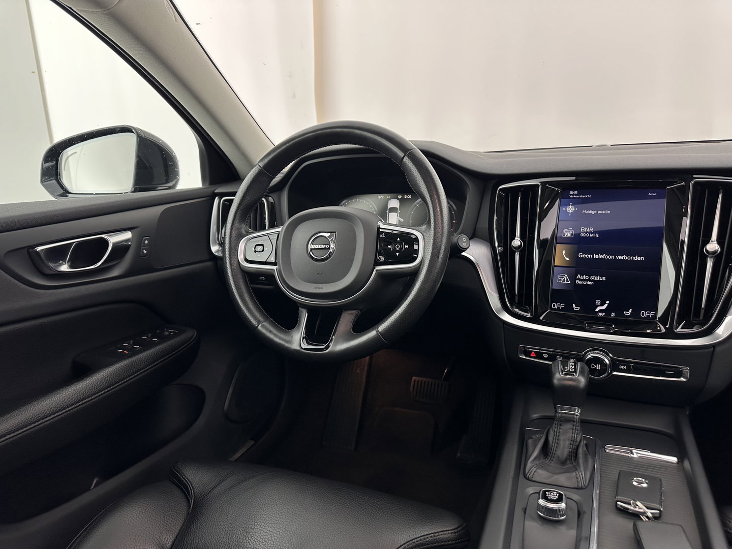 Volvo V60 2.0 D3 Momentum Aut. *PANO | LEATHER | FULL-LED | KEYLESS | BLINDSPOT | CAMERA | DAB | DIGI-COCKPIT | NAVI-FULLMAP | ECC | HEATED-SPORTSEATS | PDC | ADAPTIVE-CRUISE | LANE-ASSIST | HEAD-UP | 17"ALU*