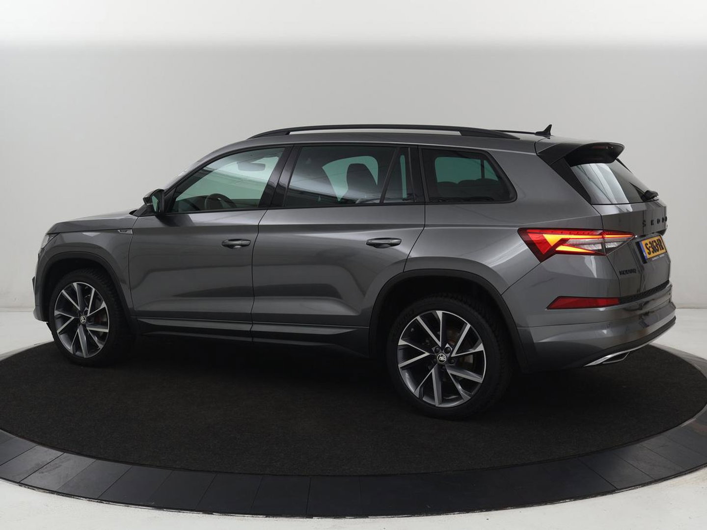 Škoda Kodiaq 1.5 TSI Sportline Business 7 Persoons | Stoelverwarming | Adaptive cruise | Alcantara | Matrix LED | Carplay | Keyless | Camera | Virtual Cockpit | Side Assist | Sfeerverlichting | Navigatie