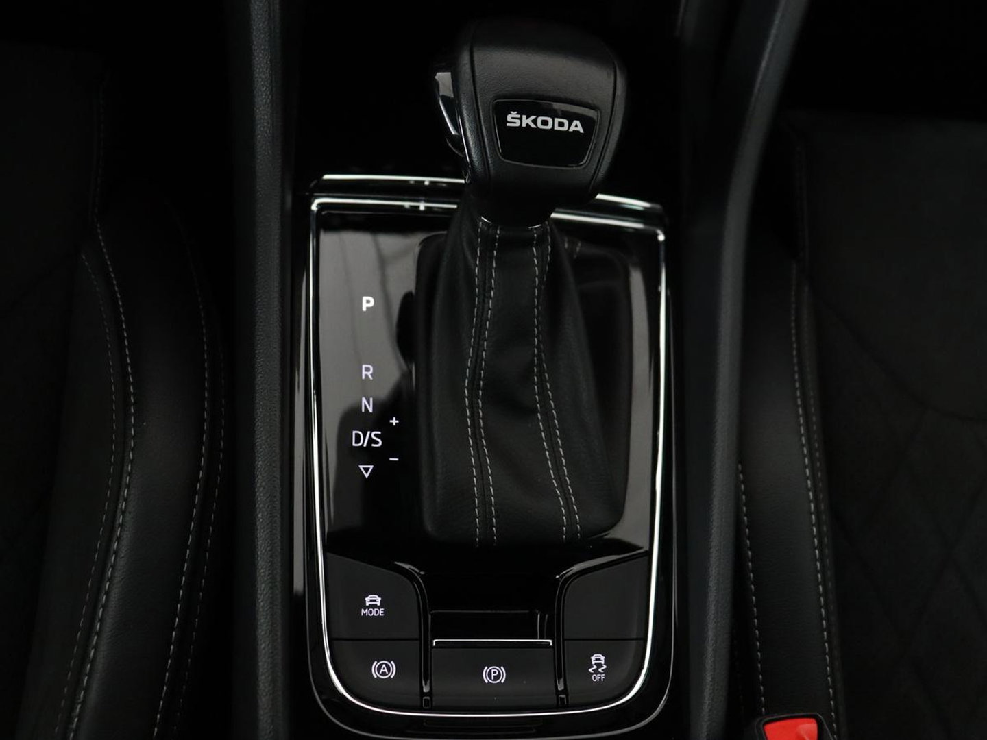 Škoda Kodiaq 1.5 TSI Sportline Business 7 Persoons | Stoelverwarming | Adaptive cruise | Alcantara | Matrix LED | Carplay | Keyless | Camera | Virtual Cockpit | Side Assist | Sfeerverlichting | Navigatie