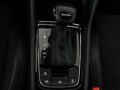 Škoda Kodiaq 1.5 TSI Sportline Business 7 Persoons | Stoelverwarming | Adaptive cruise | Alcantara | Matrix LED | Carplay | Keyless | Camera | Virtual Cockpit | Side Assist | Sfeerverlichting | Navigatie