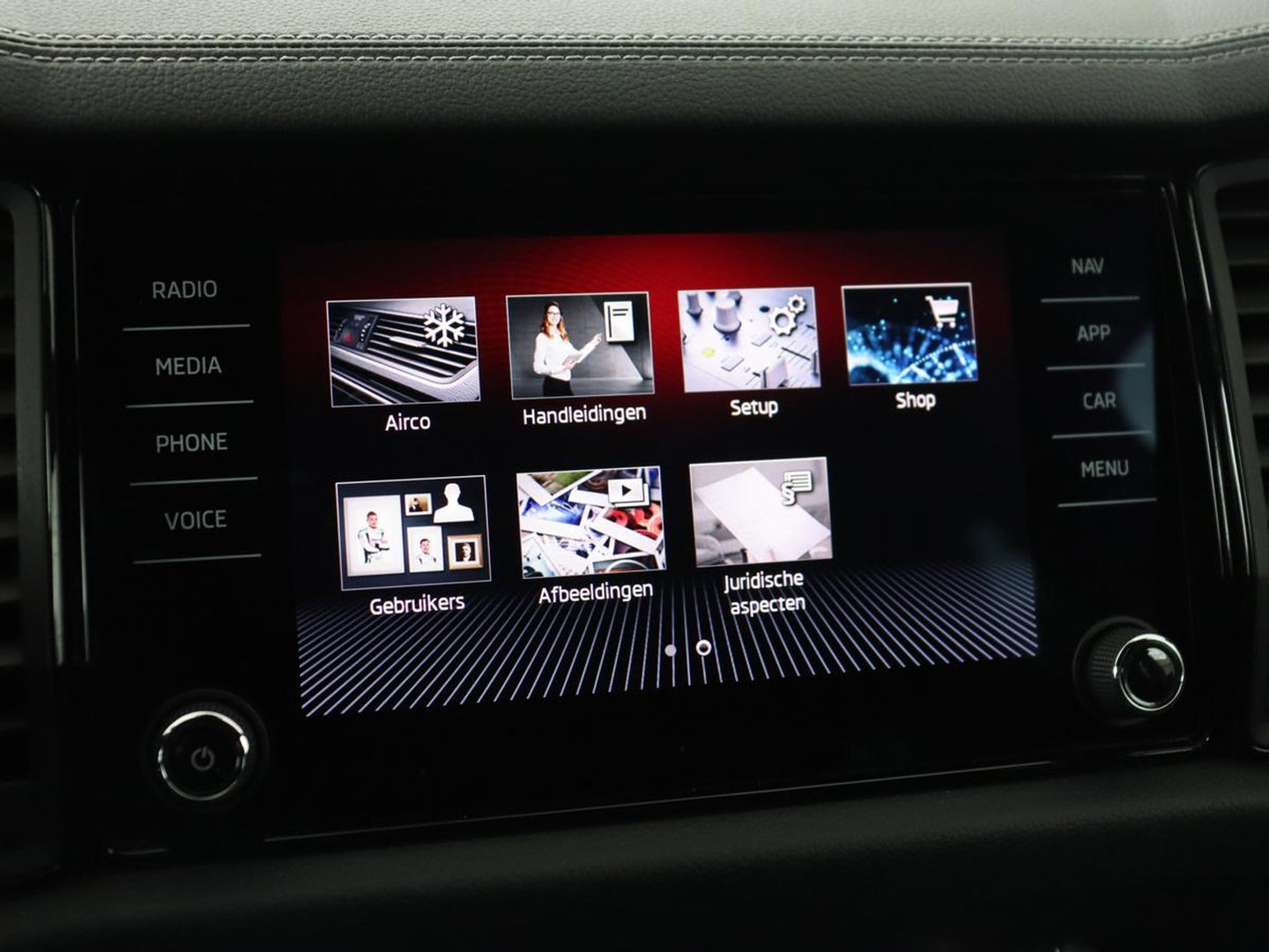 Škoda Kodiaq 1.5 TSI Sportline Business 7 Persoons | Stoelverwarming | Adaptive cruise | Alcantara | Matrix LED | Carplay | Keyless | Camera | Virtual Cockpit | Side Assist | Sfeerverlichting | Navigatie