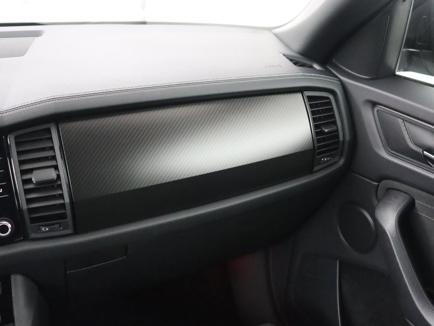 Škoda Kodiaq 1.5 TSI Sportline Business 7 Persoons | Stoelverwarming | Adaptive cruise | Alcantara | Matrix LED | Carplay | Keyless | Camera | Virtual Cockpit | Side Assist | Sfeerverlichting | Navigatie